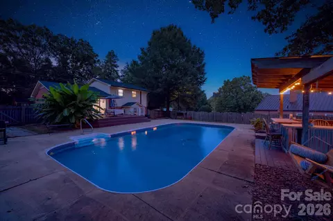 827 Brookwood Dr, Mooresville, NC 28115