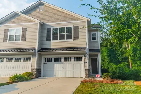 5230 Valley Stream Rd, Charlotte, NC 28209