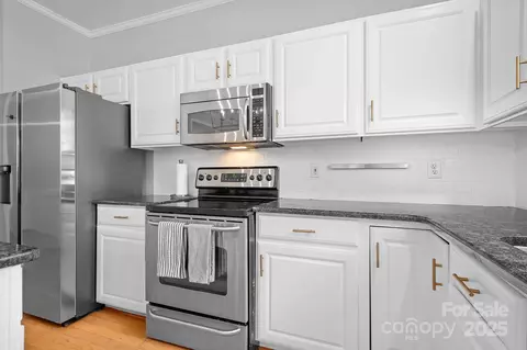 Kitchen - 9522 Cadman Ct, Cornelius, NC 28031 photo 3 of 3