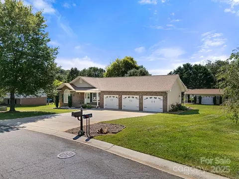 1502 Farmington Hills Dr, Conover, NC 28613