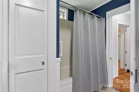 Bath - 80 Laurel Ave, Tryon, NC 28782 photo 2 of 3
