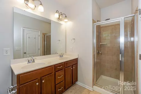 Bath - 8273 Viewpoint Ln, Cornelius, NC 28031 photo 2 of 4