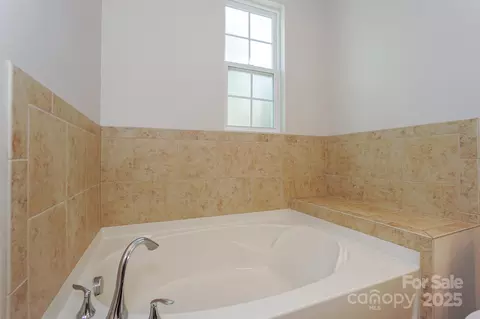 Bath - 8273 Viewpoint Ln, Cornelius, NC 28031 photo 3 of 4