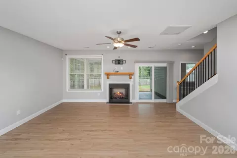 Living - 100 Holly Dr, Duncan, SC 29334 photo 2 of 4