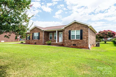 3808 River Rd, Hickory, NC 28602