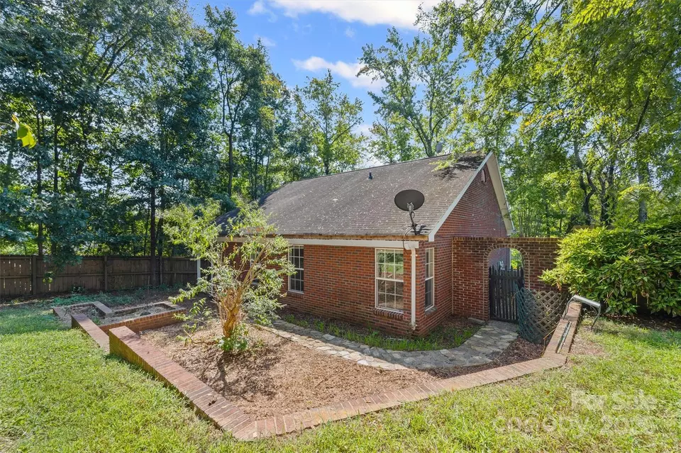 Exterior - 15901 Lawyers Rd, Matthews, NC 28104 photo 7 of 7