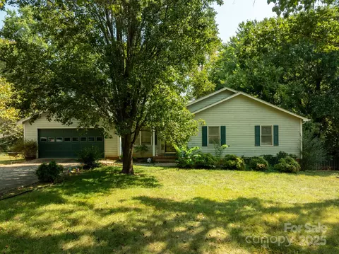1713 Poe Cir, Hickory, NC 28601