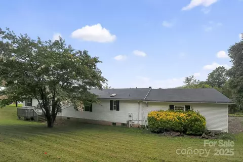 2 Yellow Roses Ln, Leicester, NC 28748