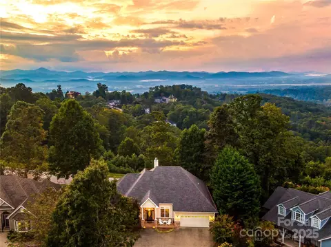 63 Club Knoll Ct, Hendersonville, NC 28791