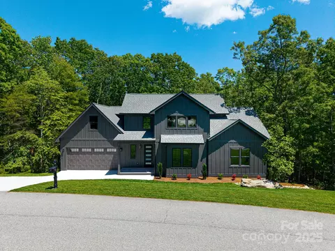 611 Crystal Heights Dr, Hendersonville, NC 28739
