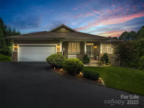 102 Pinnacle Peak Ln, Flat Rock, NC 28731