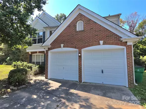 521 Volunteer Ct, Charlotte, NC 28213