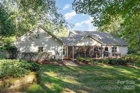 Exterior - 4008 Pinecrest Ne Dr NE, Hickory, NC 28601 photo 6 of 7