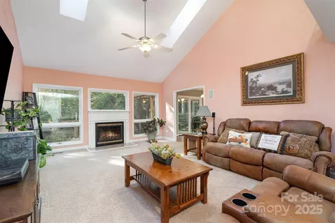 Living - 4008 Pinecrest Ne Dr NE, Hickory, NC 28601 photo 1 of 1