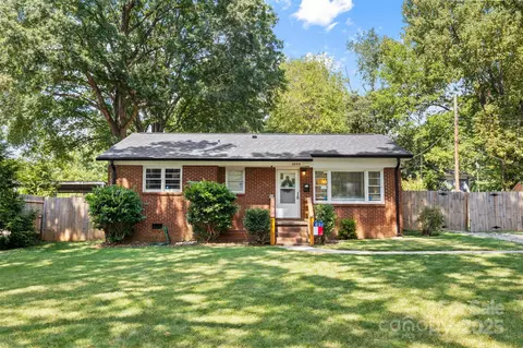 2809 Arnold Dr, Charlotte, NC 28205