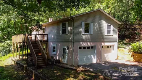 560 Hunters Ridge Dr, Mills River, NC 28759