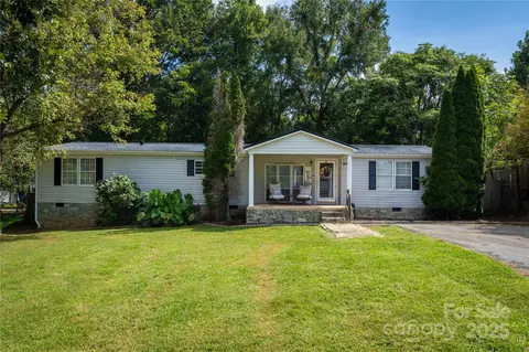 2293 Crestview St, Morganton, NC 28655
