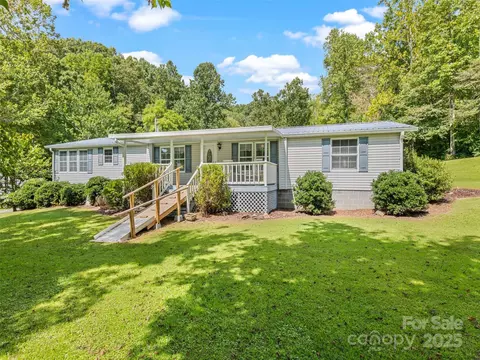 6587 Skyland Dr, Sylva, NC 28779