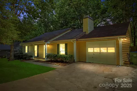 208 Southwood Ct, Fletcher, NC 28732