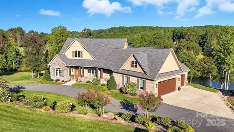 42 Earl Ct, Hickory, NC 28601