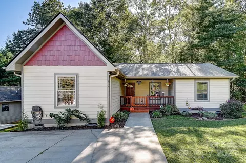 399 Hunters Ridge Rd, Mills River, NC 28759