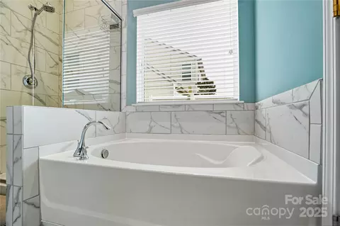 Bath - 3719 Lenox Ln, Denver, NC 28037 photo 5 of 6