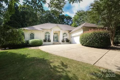 2587 Penngate Dr, Sherrills Ford, NC 28673