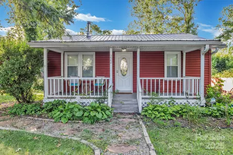 222 Gull Ave, East Flat Rock, NC 28726