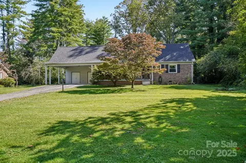 710 Heatherwood Dr, Hendersonville, NC 28792