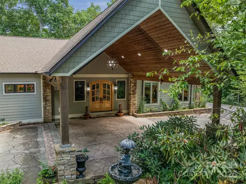 105 Blackberry Ln, Fairview, NC 28730