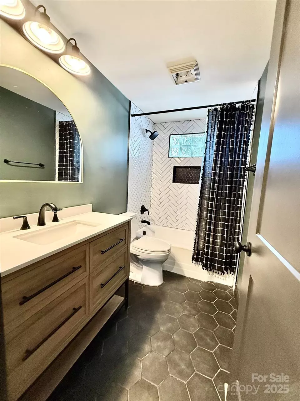 Bath - 916 Taylor St, Kannapolis, NC 28083 photo 1 of 1