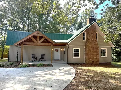1921 Woodridge Dr, Hickory, NC 28602