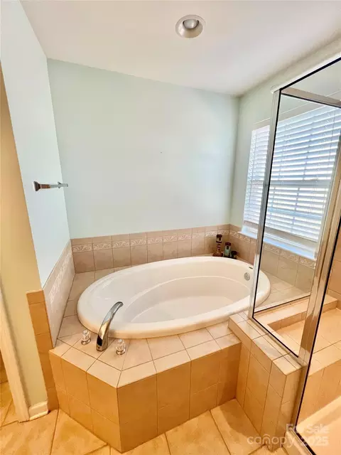 Bath - 8326 Viewpoint 802 Ln #802, Cornelius, NC 28031 photo 1 of 7
