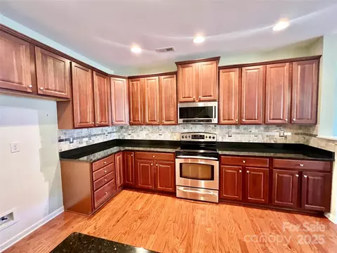 Kitchen - 8326 Viewpoint 802 Ln #802, Cornelius, NC 28031 photo 3 of 4