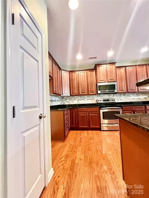 Kitchen - 8326 Viewpoint 802 Ln #802, Cornelius, NC 28031 photo 2 of 4