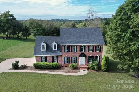 4063 Rainbow Hills Dr, Hickory, NC 28602