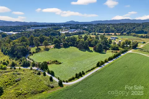 467 Butler Farm Rd, Mills River, NC 28759