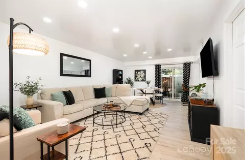 1635 Merry Oaks Rd, Charlotte, NC 28205
