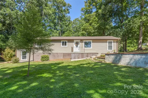 425 Lyndhurst Dr, Hendersonville, NC 28791