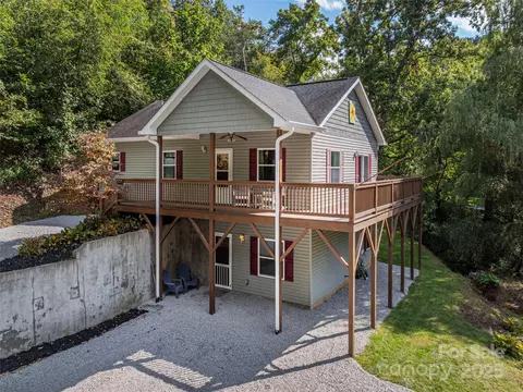 26 Azalea Dr, Clyde, NC 28721