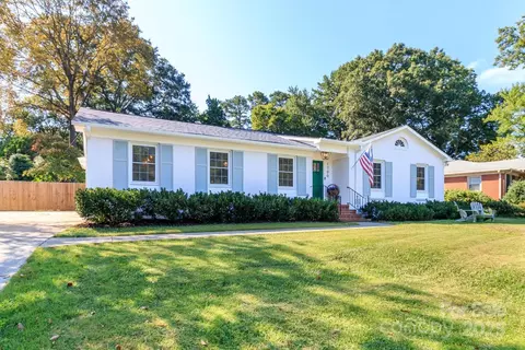 1700 Redcoat Dr, Charlotte, NC 28211