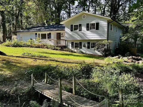 3238 Debbie Dr, Hendersonville, NC 28791