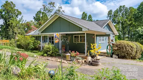 1174 Apple Ln, Spruce Pine, NC 28777