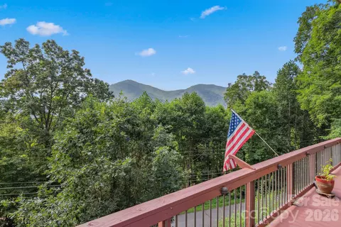 975 Country Club Dr, Maggie Valley, NC 28751
