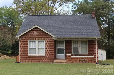 1720 Bumgarner Dr, Morganton, NC 28655
