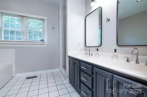 Bath - 124 Windsor Greene Dr, Monroe, NC 28110 photo 2 of 6