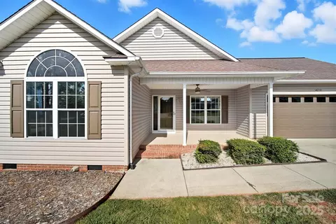 1470 Farmington Hills Dr, Conover, NC 28613