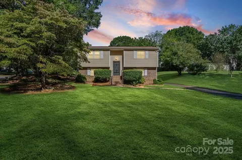8619 Eaglewind Dr, Charlotte, NC 28212