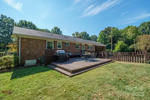 Exterior - 5748 Farmbrook Dr, Charlotte, NC 28210 photo 4 of 4