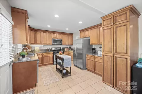 Kitchen - 5748 Farmbrook Dr, Charlotte, NC 28210 photo 5 of 5